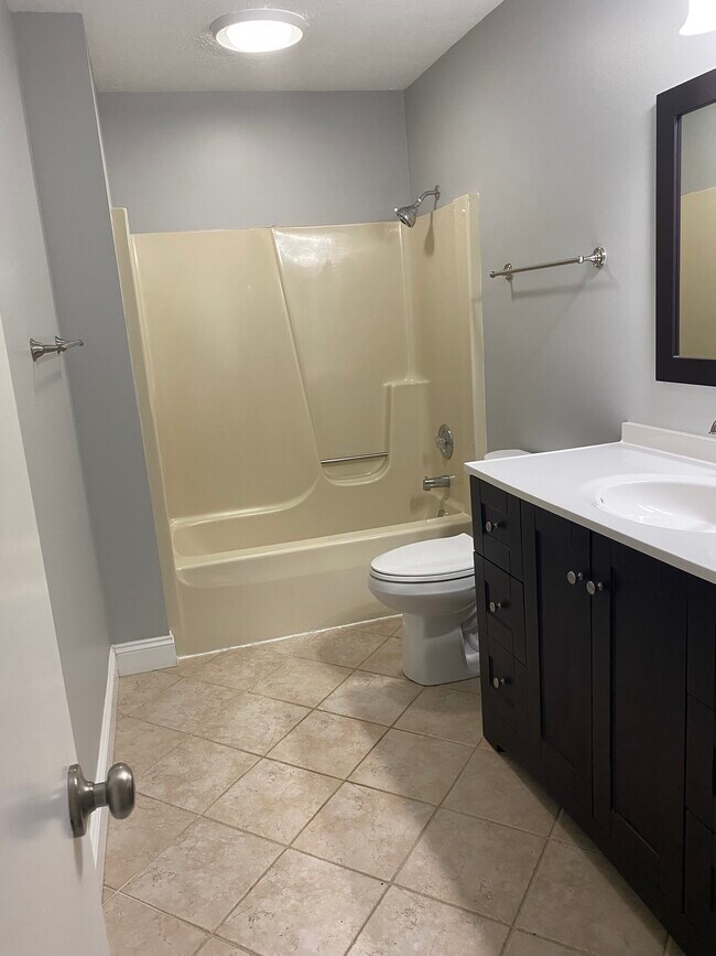 Building Photo - 4036 Oakbrook Ct