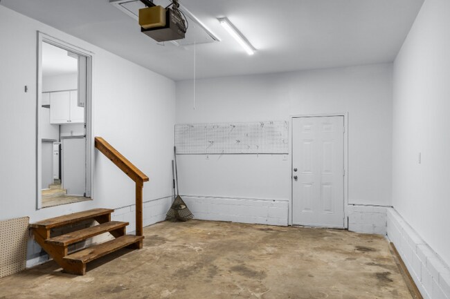 Building Photo - 736 Comet Dr