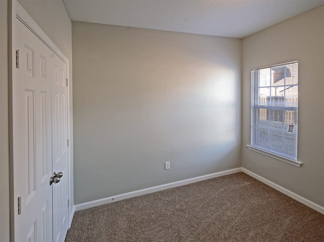 Building Photo - 3 bed, 2 bath with a Bonus room