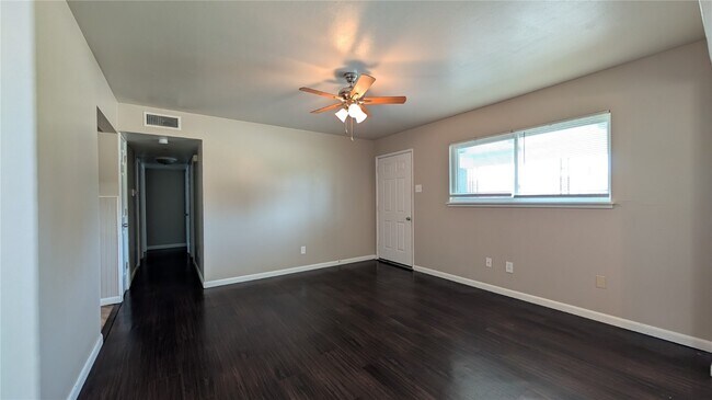 Building Photo - 303 Eggering Dr