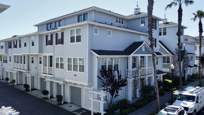 Building Photo - 1702 Northshore Dr