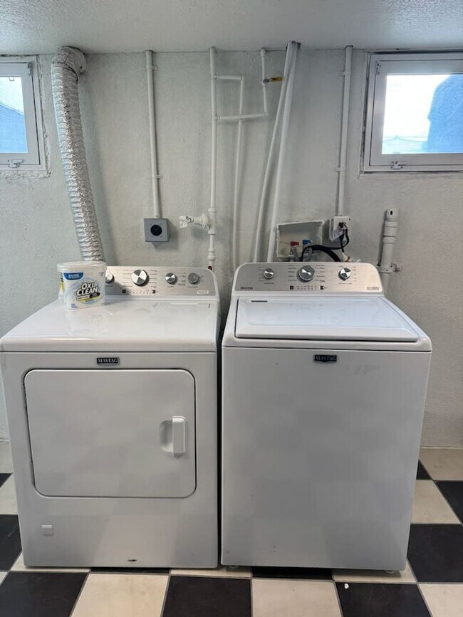 Building Photo - 3076 Melbourne St