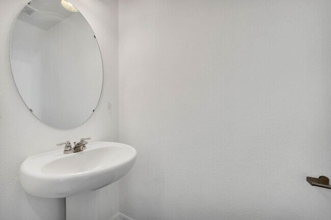 Building Photo - Townhome in Madison Place Davenport