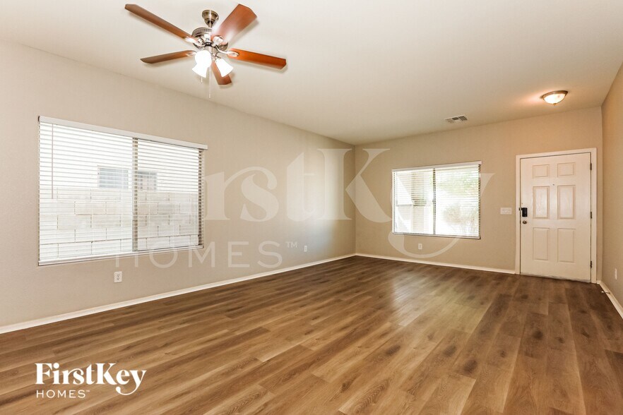 Building Photo - 617 E Payton Cir