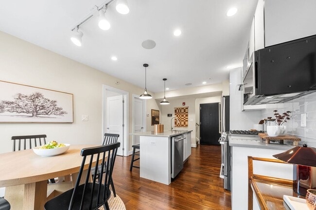 Building Photo - Stylish 2BR/2BA Bi-Level Condo with Private Roof Deck and Covered Parking!