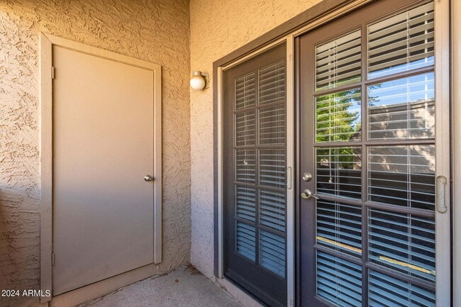 Building Photo - Beautiful Scottsdale 1 Bedroom Apartment!