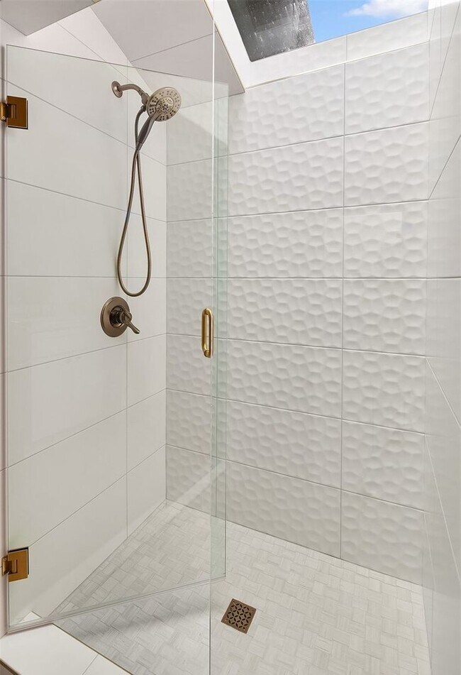 Building Photo - Stunning Remodeled Hunts Point Home for Rent