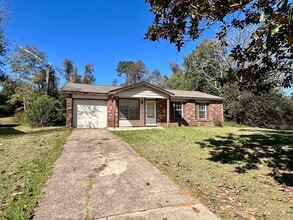 Building Photo - Super house on large private lot