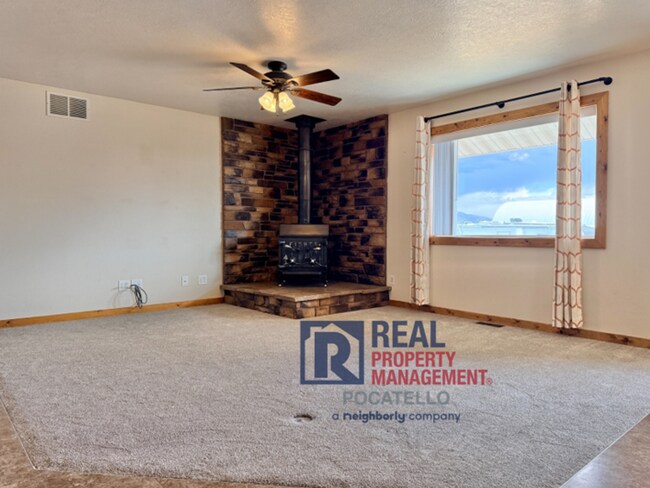 Building Photo - 13355 N Dekay Rd