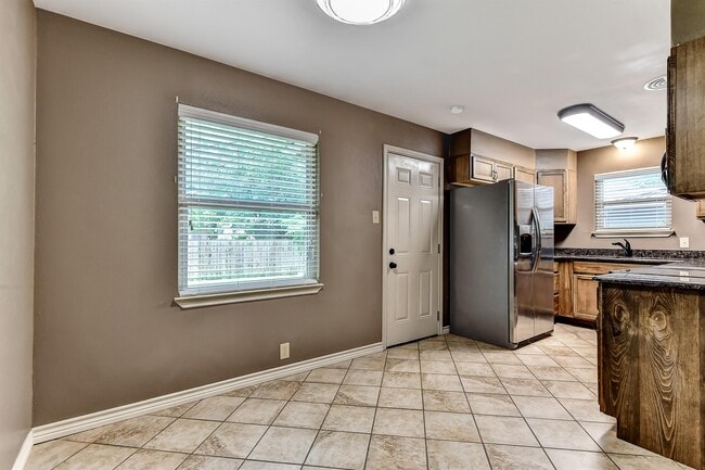 Building Photo - 806 E Rosedale St