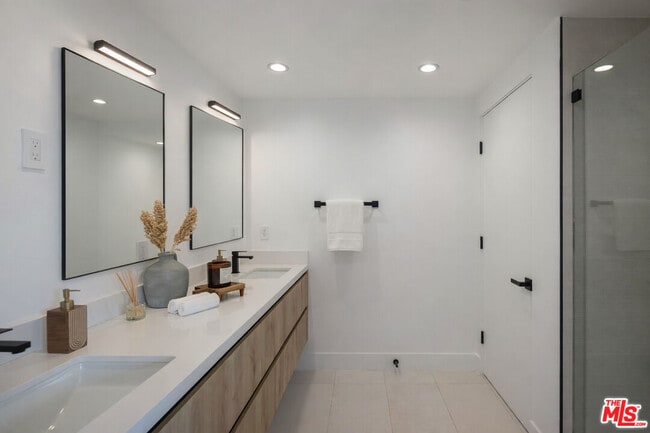 Building Photo - 1247 1/2 W Bellevue Ave