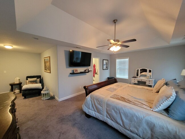 Building Photo - Beautiful & Spacious 4 bedroom, 2.5 bath h...