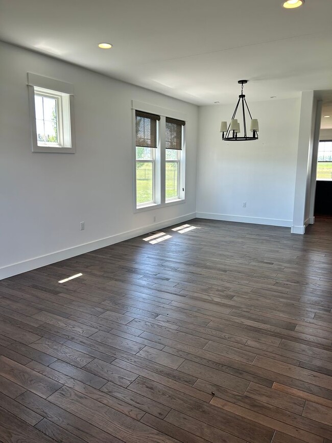 Building Photo - Stunning luxury rental!
