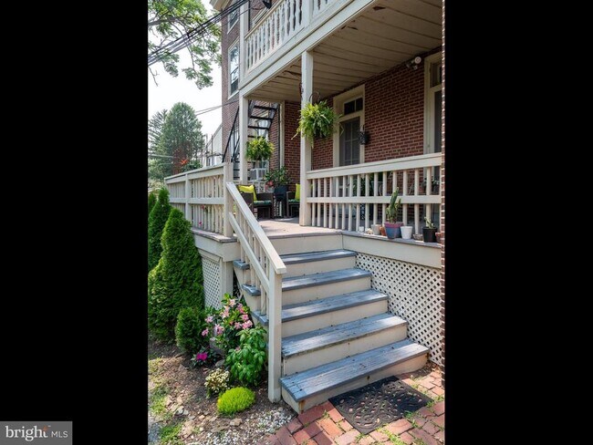 Building Photo - 318 N Matlack St