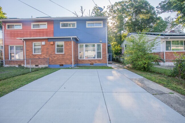 Primary Photo - Amazing 4 BR/2 BA Semi-Detached Home in Ca...