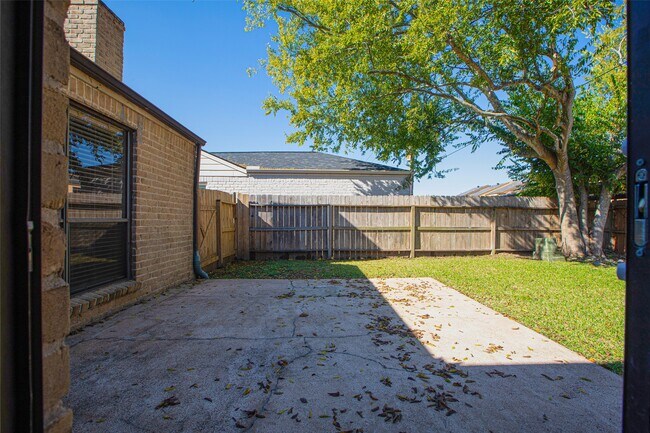 Building Photo - 16042 Bear Hill Dr