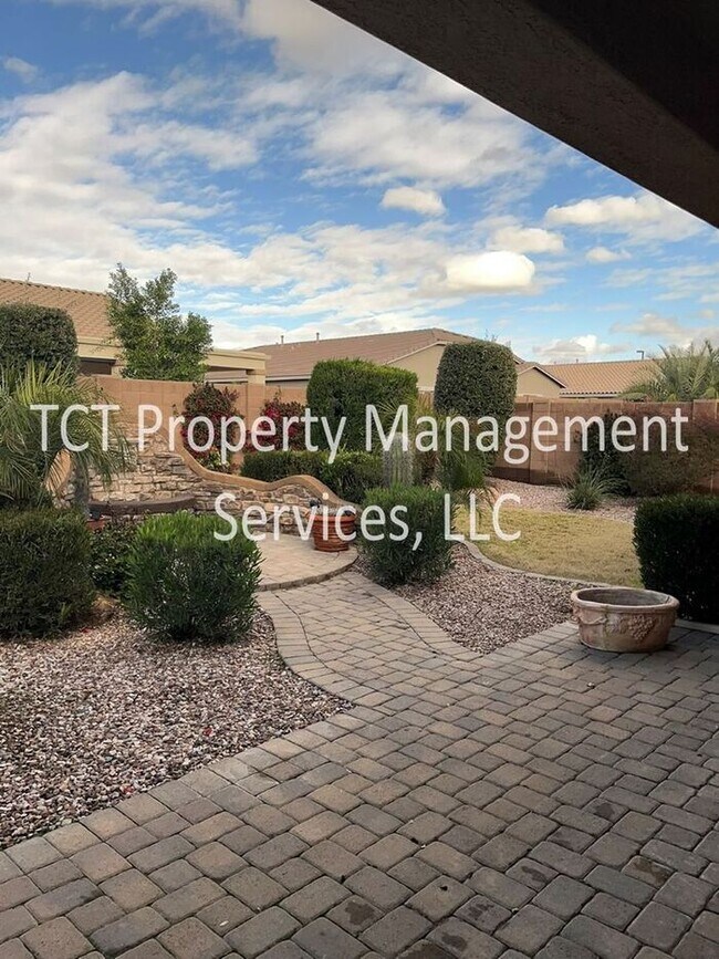 Building Photo - Beautiful 3 Bedroom Home In Shamrock Estates!