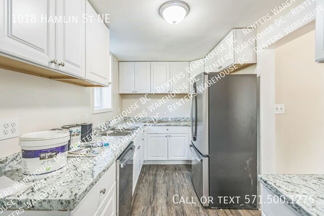 Building Photo - Newly renovated 3bd/1.5bth end unit TH Nes...