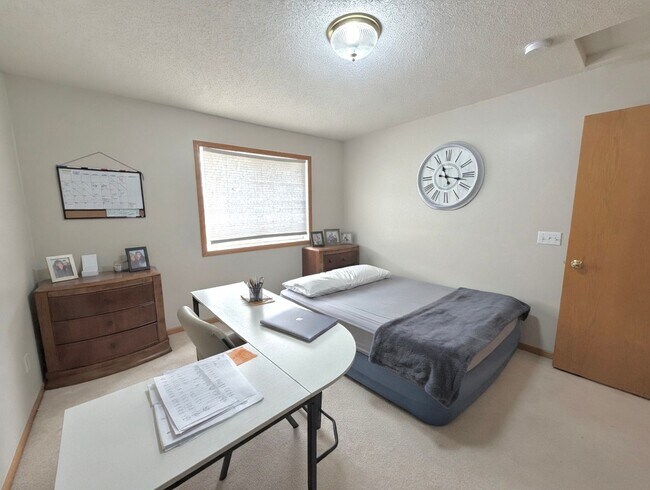 Building Photo - Great 2 Bedroom Townhome in Prime Apple Valley Location!   W’Finished Basement