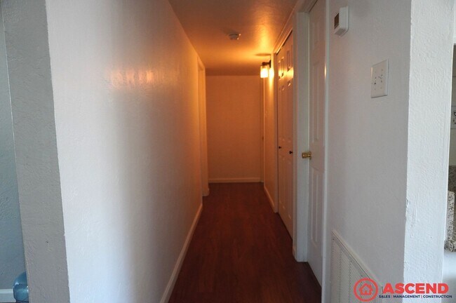 Building Photo - Cozy 3BD/2BA Home in Bakersfield's 93306 — Fully Equipped, Fireplace, Solar & All Pets Welcome!