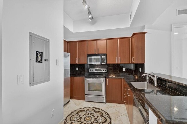 Building Photo - 403 S Sapodilla Ave