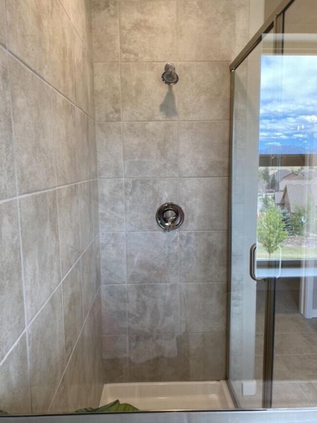 Building Photo - Flying Horse Luxury 4 Bed Townhouse with Mt. Views