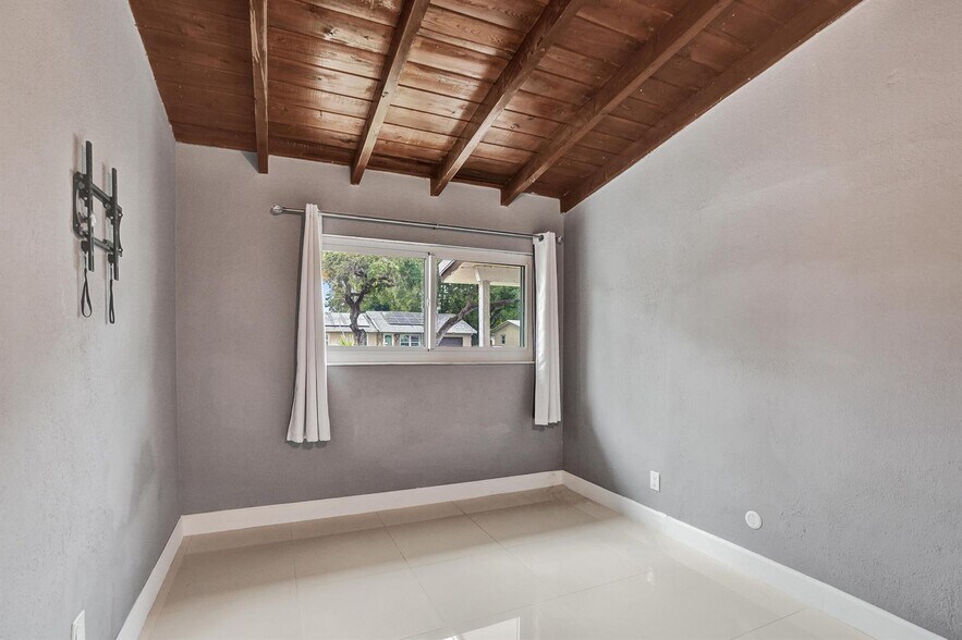 Building Photo - 4670 SW 25th Ave