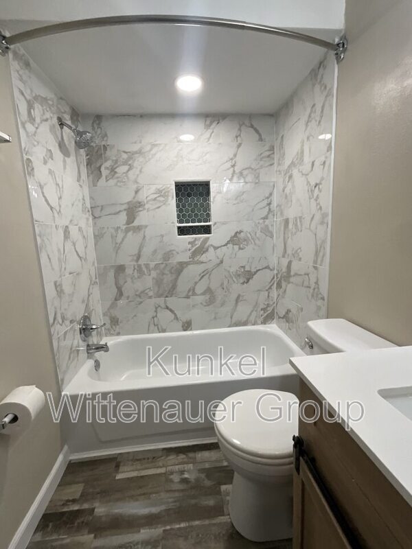 Building Photo - 10 Blackburn Manor