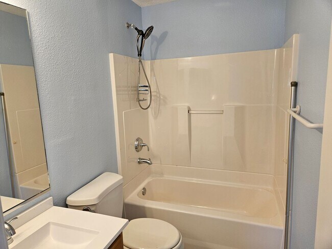 Building Photo - Annual Unfurnished 2nd Floor Condo For Rent on Venice Island!