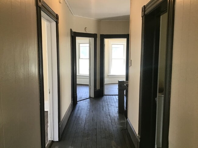 Building Photo - 4 bedroom 2 bathroom single family home