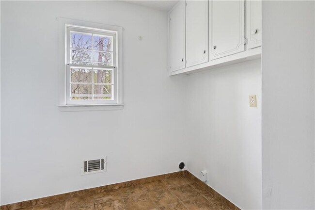 Building Photo - 4711 Nutmeg Way SW