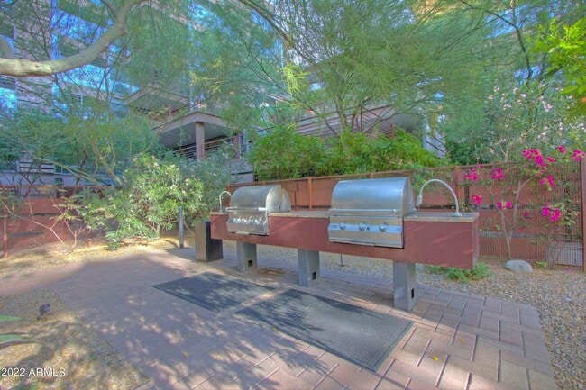 Building Photo - 7117 E Rancho Vista Dr