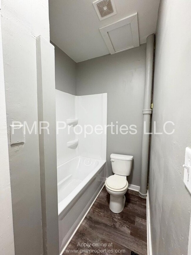 Building Photo - 2 Bedroom/ 1 Bathroom House