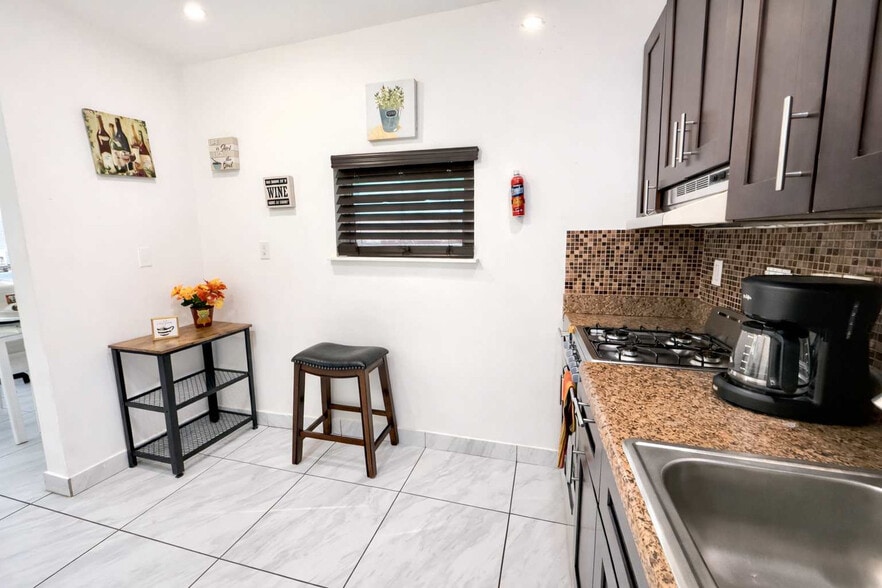 Building Photo - 324 Van Buren St