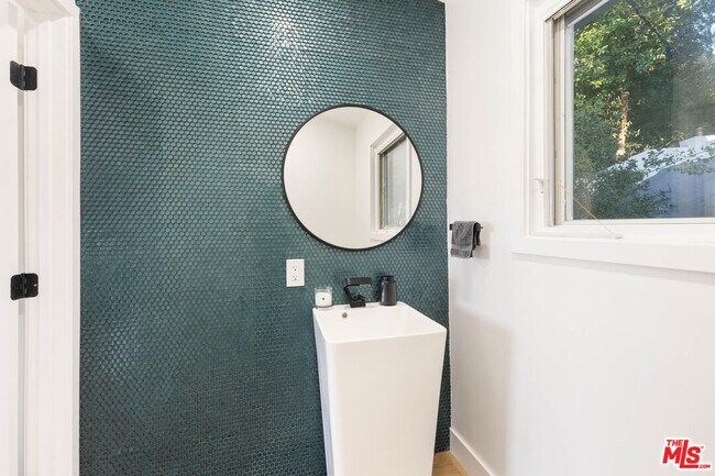 Building Photo - 3541 Multiview Dr