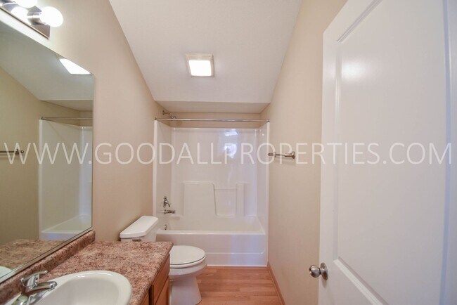 Building Photo - 1.5 Story 3-Bedroom Townhome with First-Fl...