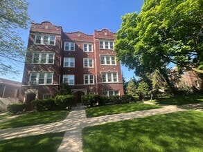 Building Photo - Spacious Renovated Top Floor 2bed/1bath In West Rogers Park
