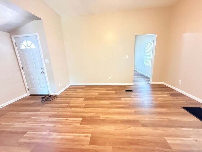 Building Photo - Newly renovated 1 bed 1 bath single family home