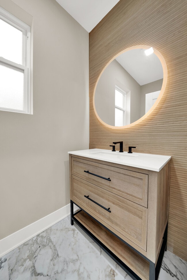 Building Photo - 5901 W Erie St