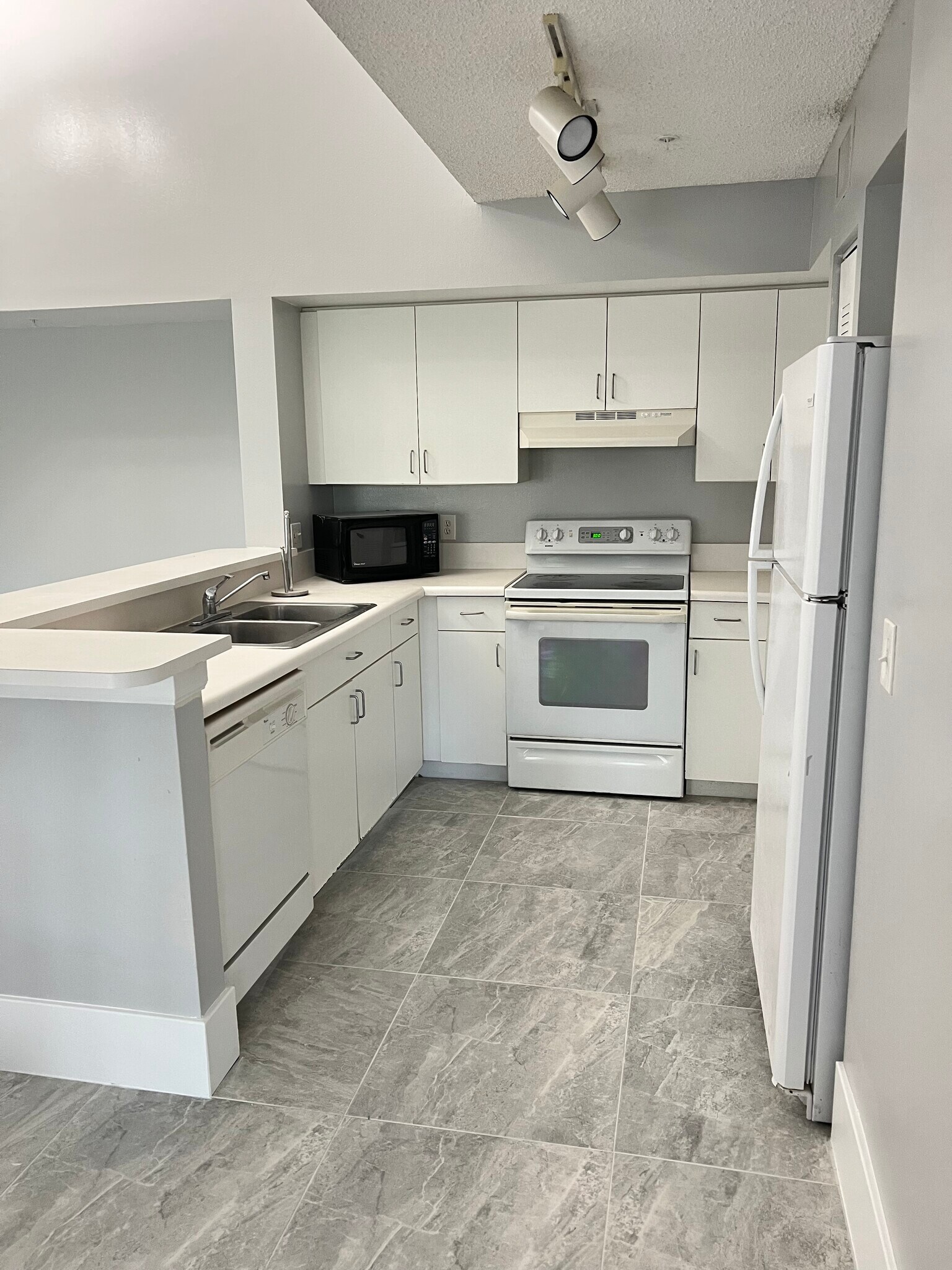 Building Photo - 1220 Wildwood Lakes Blvd