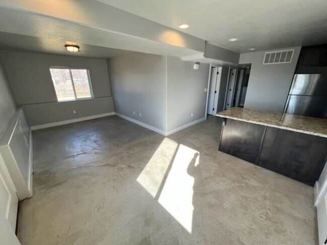 Building Photo - STUNNING 7-BEDROOM HOME IN PLEASANT GROVE