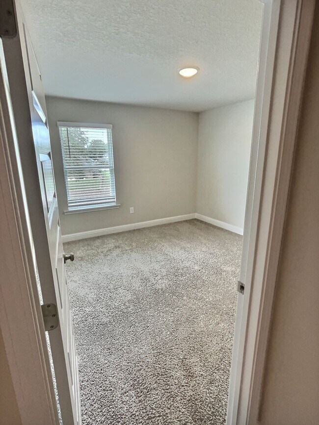 Building Photo - Large 4-bedroom home located in the South ...