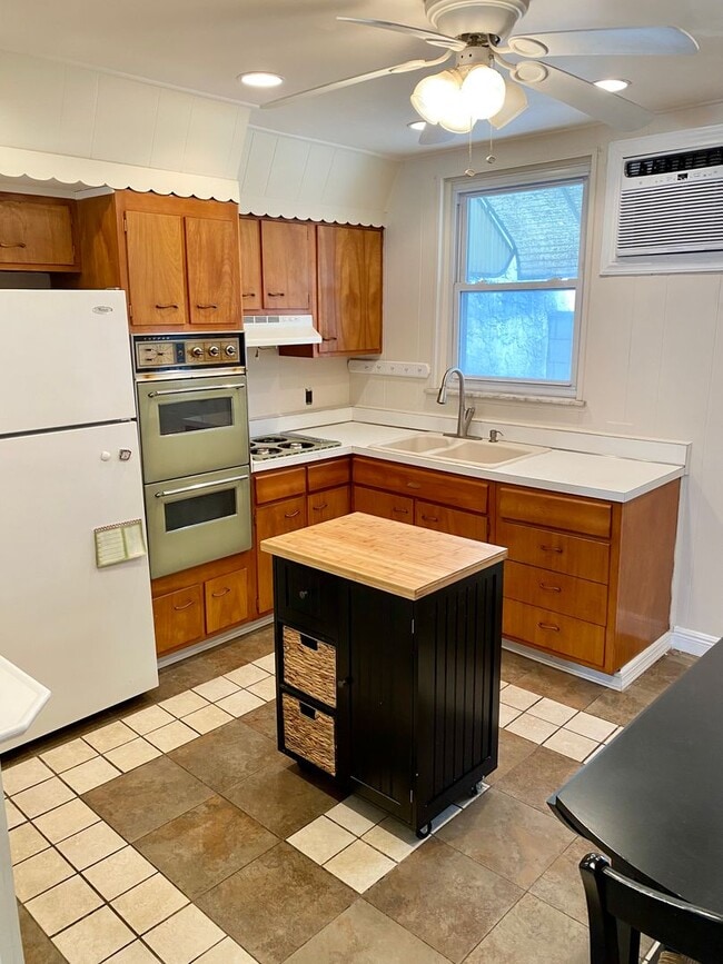 Building Photo - Stunning 2-Bedroom Townhouse in South Philadelphia Available August 1st!