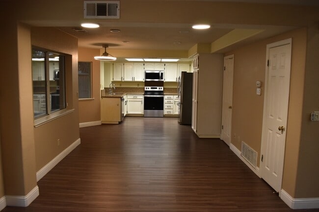 Building Photo - 924 Christy Ct