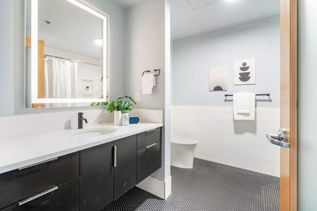 Building Photo - Elizabeth Lofts - 7th floor north facing p...