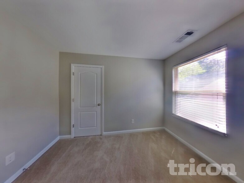 Building Photo - 4370 Rainer Dr