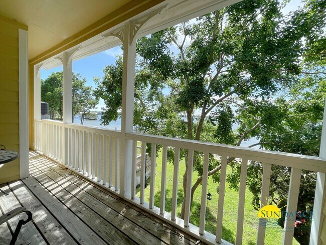 Building Photo - Stunning 3 Bedroom Townhome in Shalimar!