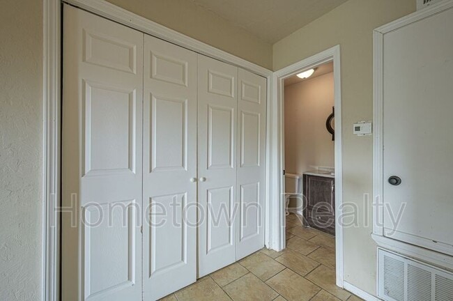 Building Photo - 135.5 E Himes St