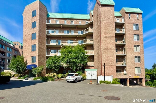 Building Photo - 98 Southfield Ave