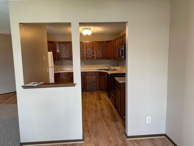 Building Photo - Awesome 2 BR/1 BA Condo in a Great St. Paul Neighborhood!